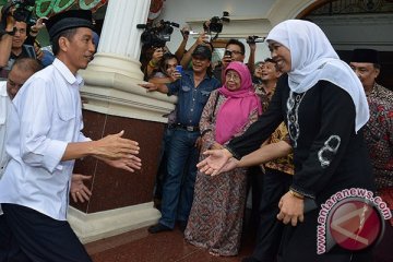 Jokowi makan rujak cingur bersama Khofifah