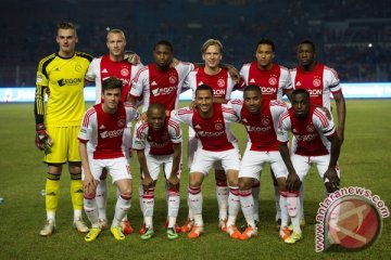 Bekuk PSV 2-0, Ajax rebut puncak klasemen