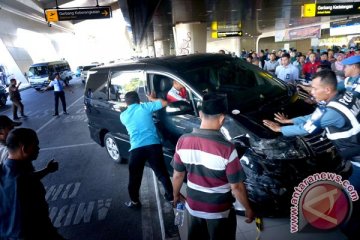 Minibus "nyelonong" ke lobi bandara Juanda, satu tewas