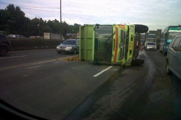 Truk terguling macetkan Tol Bekasi--Cikampek