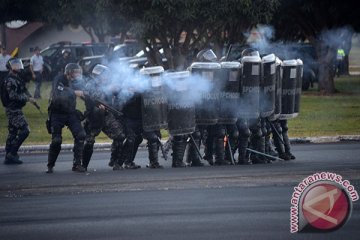 Polisi Brazil tembakkan gas airmata ke pemrotes Piala Dunia