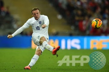 Rooney bela Everton pada pertandingan testmonial Duncan Ferguson