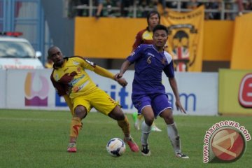 Pemain SFC rebut bola 