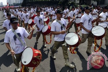 Dua kelompok massa bertemu iringi dua pasang Capres