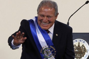 Mantan gerilyawan dilantik sebagai presiden El Salvador
