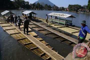 Di Garut, sebagian murid harus naik rakit ke sekolah