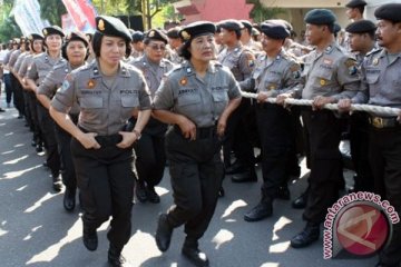 Wanita Polisi bagi-bagi helm gratis