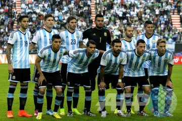 Argentina memimpin lewat gol bunuh diri Kolasinac