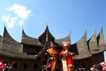 Kenali penghulu dan bunda kandung, pakaian adat Sumatera Barat - ANTARA ...