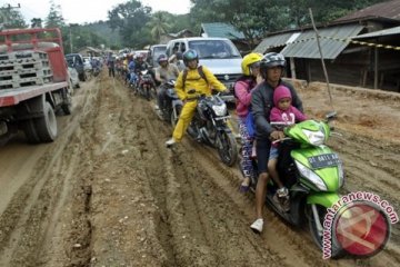 Jalan Soekarno Hatta Mamuju alami penyempitan