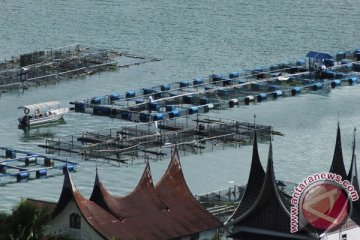 Keramba ikan tak berfungsi di Danau Maninjau akan dibongkar