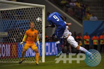 Balotelli cetak gol, Italia sementara memimpin 2-1