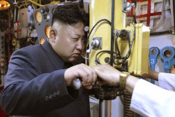 Kim Jong-un tampil menggunakan tongkat