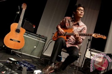 Enam gitaris berkolaborasi kesampingkan ego