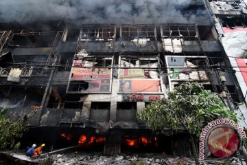 Kebakaran Kings Bandung belum padam
