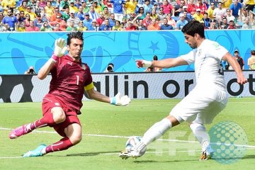 Uruguay lolos, Italia angkat koper