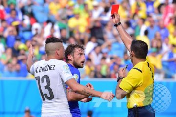 Wasit saat Suarez gigit Chiellini pimpin Brasil vs Jerman