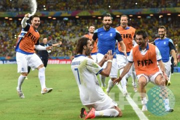 Penalti kontroversial Samaras bawa Yunani ke 16 besar