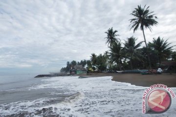 Pantai selatan Garut diterjang ombak besar