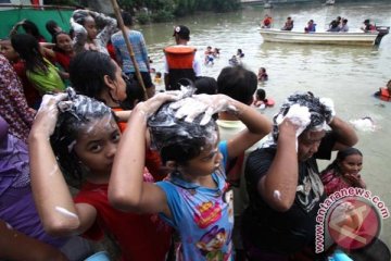 Cara keramas yang baik versi Alfons