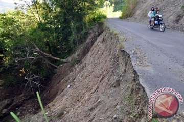Jalur Kerinci-Bangko lumpuh akibat longsor