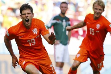 Penyerang Schalke Huntelaar perpanjang kontrak hingga 2017