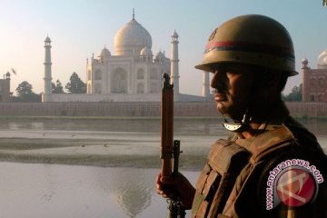Turis hindari Taj Mahal akibat merebaknya protes di India