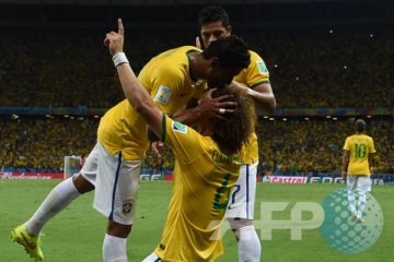 Warga Brasil nyebur ke laut, rayakan kemenangan timnya