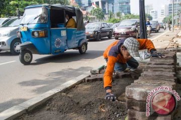 Perbaikan trotoar di Jaktim dinilai terlalu lama