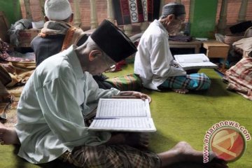 Ratusan peserta baca Alquran 10 jam