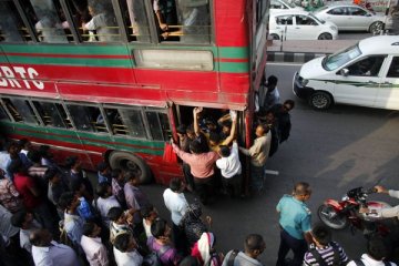 Di Bangladesh, naik motor bertiga bisa dicurigai sebagai teroris