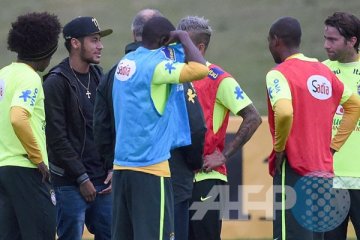 Neymar sambangi timnya di kamp pelatihan