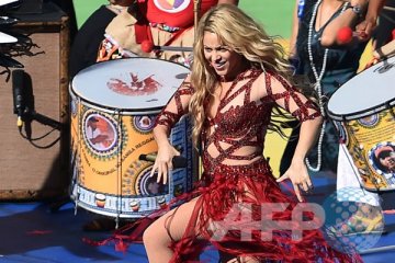 Shakira tampil dengan gaun merah menyala