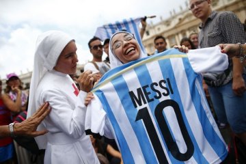 Messi kirimkan kausnya kepada penggemar cilik di Afghanistan