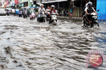 Banjir membuat lima jembatan ambruk di Aceh