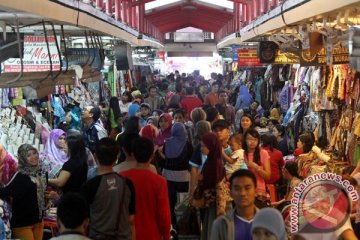 Pedagang Beringhajo tambah stok barang dua kali lipat