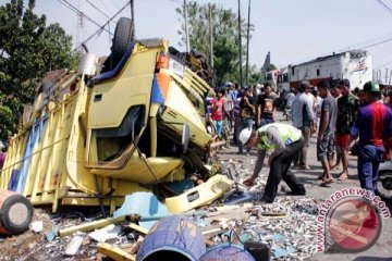 Kecelakaan truk ditabrak kereta satu korban tewas