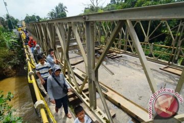TNI bantu selesaikan kontruksi jembatan Aceh Jaya