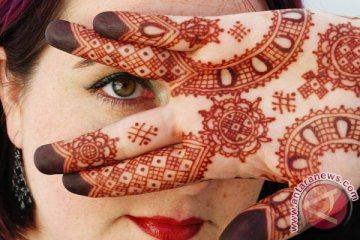 Jelang Lebaran, perajah henna di Arab Saudi raup keuntungan