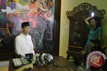 Jokowi bagikan amplop THR