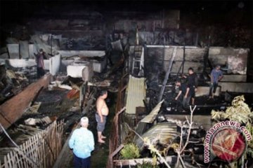 Bengkel dan tujuh unit mobil habis terbakar