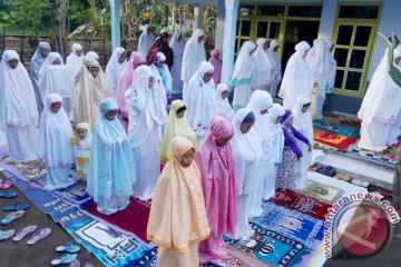 Penganut Islam Aboge laksanakan Shalat Idul Fitri