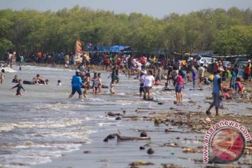 Wisatawan membludak, sampah menggunung di pantai