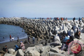 Ribuan orang berlibur di Pantai Glagah Kulon Progo