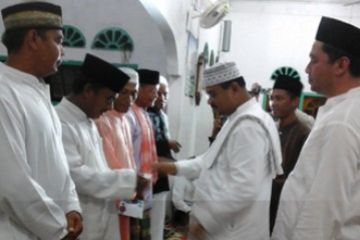 Serahkan Santunan/Rusdianto