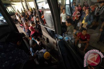 Bus asal Sumatera terlambat enam jam
