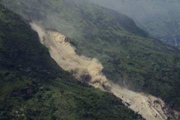 India timur terancam banjir setelah longsor di Nepal
