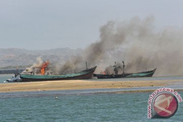 Kapal ikan terbakar di Pelabuhan Benoa