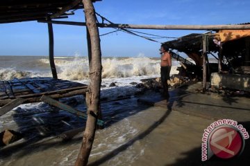 Seorang wisatawan lokal tewas, tiga hilang digulung ombak besar