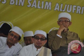 Siswa madrasah Alkhairaat belajar di tenda pascagempa